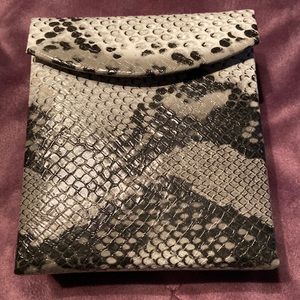 Portable jewelry box